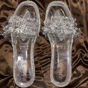 MUDD SLIDE/SANDALS CLEAR CRYSTAL EMBELLISHMENT SILVER SPARKLE TRIM
FUN & STYLISH